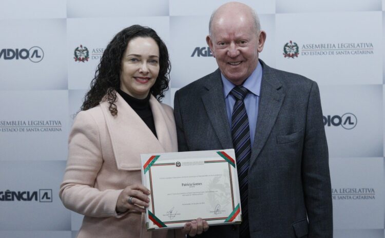  Jornalista Patricia Gomes recebe homenagem na Alesc