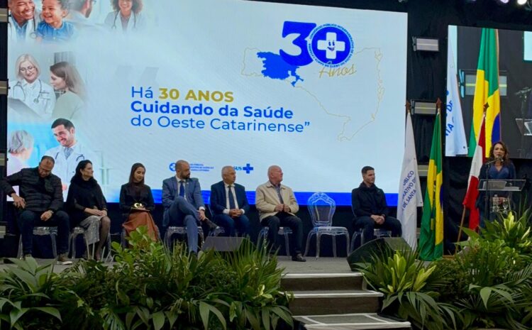 Marcos Vieira representa a Alesc e homenageia os 30 anos do Cisamosc em Chapecó